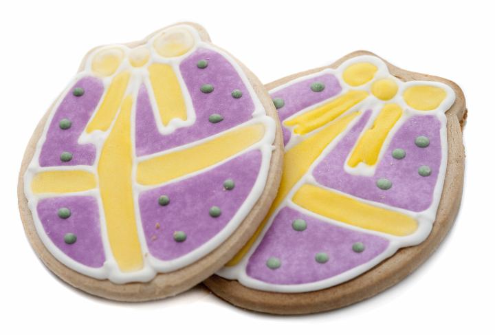 easter_egg_biscuits.jpg - Decorative biscuits in the shape of an Easter Egg glazed with colourful icing depicting wrapping and a large golden bow
