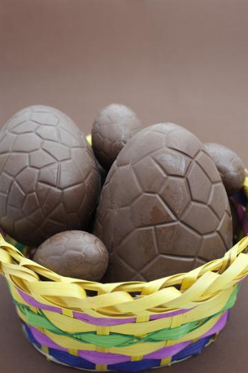 easter_chocolate_eggs.jpg - An assortment of different sizes of Easter Chocolate Egos in a decorative woven basket